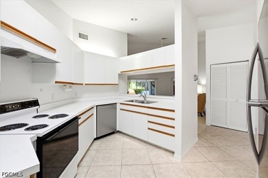 Rarely available end-unit villa in the desirable Sungate Villas - photo 8