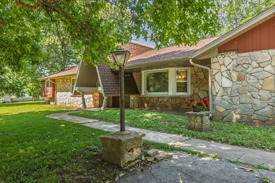 Charming & Recently refreshed, this Ranch Style Home blends - photo 2
