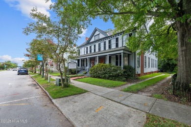 The Benjamin Ellis House-A Distinguished Historic Bed & - photo 3