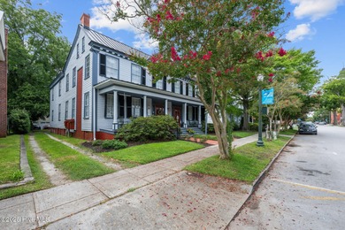The Benjamin Ellis House-A Distinguished Historic Bed & - photo 4