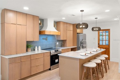 Meticulously renovated bungalow in coveted Hampton Terrace, just - photo 2