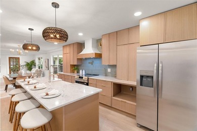 Meticulously renovated bungalow in coveted Hampton Terrace, just - photo 3