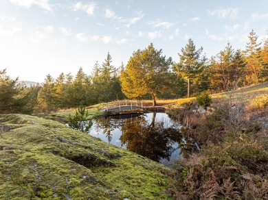 Sensational private parkland estate above Secret Cove in - photo 34
