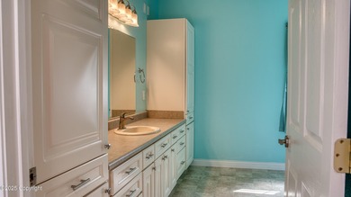 Beautifully maintained 4 bed, 3 bath custom home with 2,624 sq - photo 51