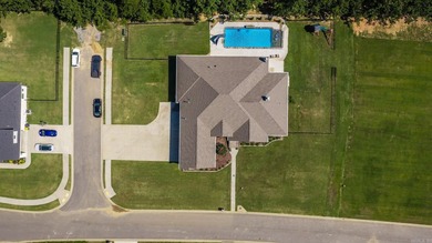 Stunning two level custom-built brick house with a large bonus - photo 4