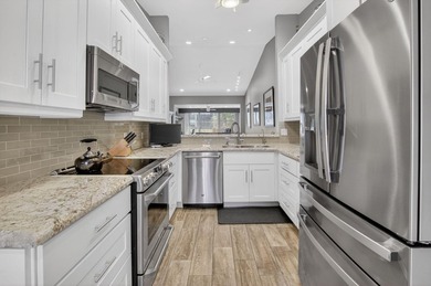 Beautiful 3 bedroom 2.5 Bathroom 1.5 Garage Villa with golf - photo 2