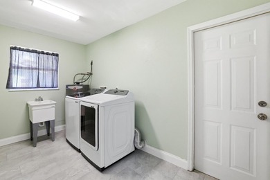 Looking for a cute, renovated 2 bed/2 bath, with no HOA, a large - photo 13