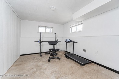 Welcome to this well-maintained single-family semi-attached home - photo 21