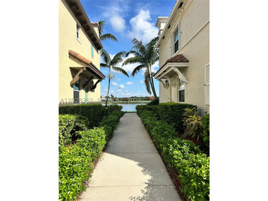 Beautiful waterfront townhouse located in the highly desirable - photo 2