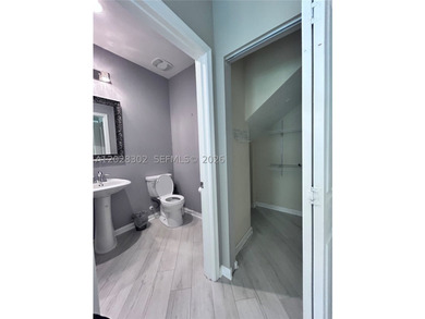 Beautiful waterfront townhouse located in the highly desirable - photo 9