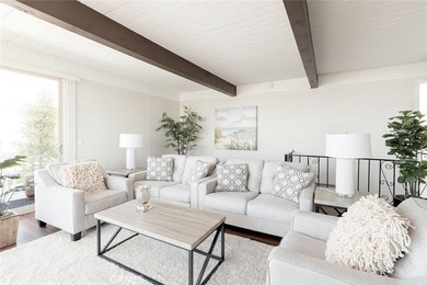 Now vacant and move-in ready, the property can be optionally - photo 9