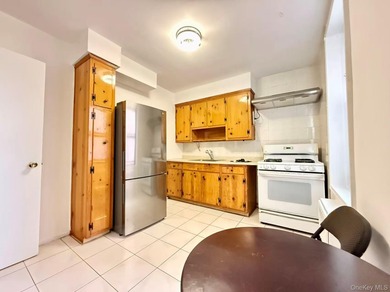 Cozy Large One Bedroom Apt At Well Maintained Building, Windows