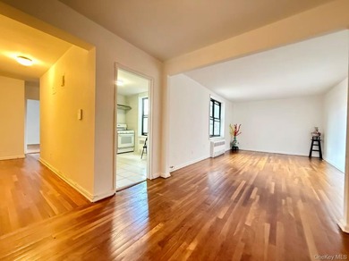 Cozy Large One Bedroom Apt At Well Maintained Building, Windows