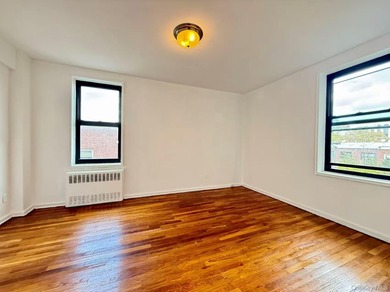 Cozy Large One Bedroom Apt At Well Maintained Building, Windows