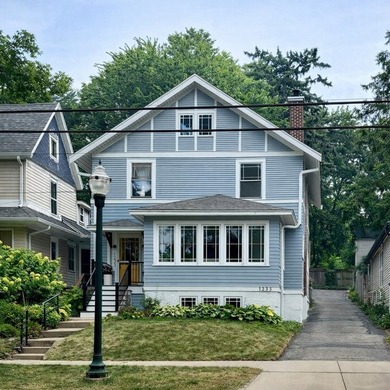Timeless 1924 Craftsman beautifully blends historic character - photo 1