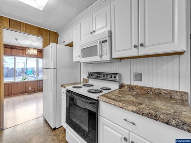 Well-Maintained Home in 55+ Park. Fresh carpet in the front room