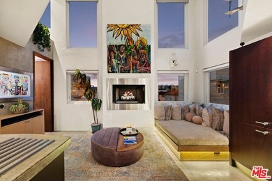 Set mid-block on one of LA's most coveted walk streets, 24 - photo 1