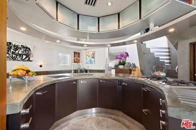 Set mid-block on one of LA's most coveted walk streets, 24 - photo 4