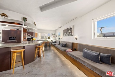 Set mid-block on one of LA's most coveted walk streets, 24 - photo 6