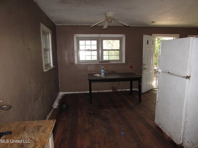 Beautiful large oak trees surround this 3bdrm 1bth home. No - photo 5