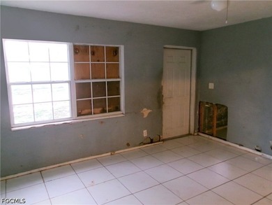 Bring your vision to this Fort Myers fixer-upper with a lot of - photo 7