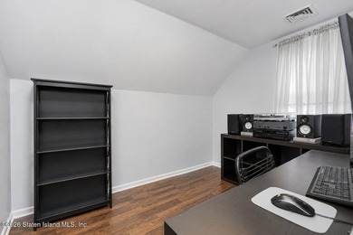 Charming and beautifully updated single-family colonial house - photo 16