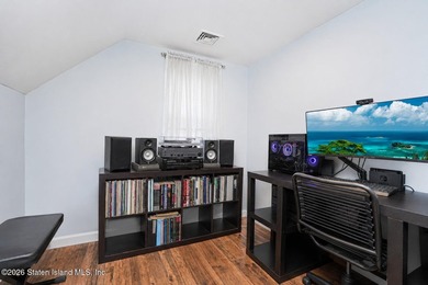 Charming and beautifully updated single-family colonial house - photo 17