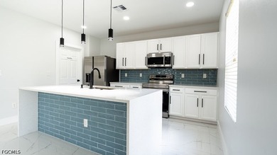 Beautifully renovated 4+Den, 2.5-bath home with a 2-car garage - photo 11