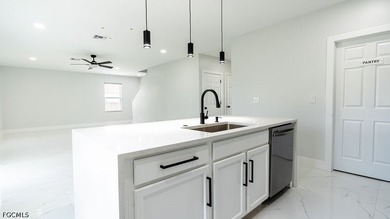Beautifully renovated 4+Den, 2.5-bath home with a 2-car garage - photo 14