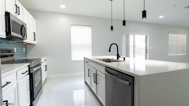 Beautifully renovated 4+Den, 2.5-bath home with a 2-car garage - photo 15