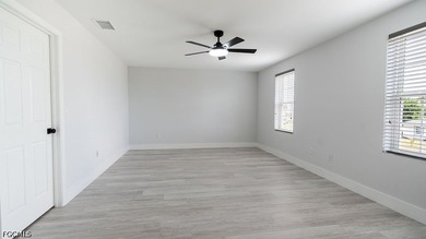 Beautifully renovated 4+Den, 2.5-bath home with a 2-car garage - photo 25
