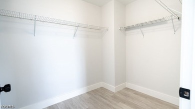 Beautifully renovated 4+Den, 2.5-bath home with a 2-car garage - photo 28