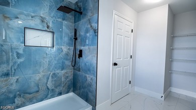 Beautifully renovated 4+Den, 2.5-bath home with a 2-car garage - photo 31