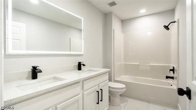 Beautifully renovated 4+Den, 2.5-bath home with a 2-car garage - photo 41
