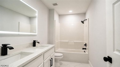 Beautifully renovated 4+Den, 2.5-bath home with a 2-car garage - photo 42