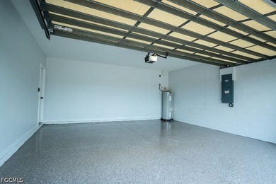 Beautifully renovated 4+Den, 2.5-bath home with a 2-car garage - photo 46