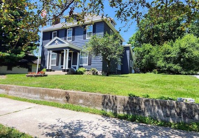 At 300 W Main Street, Syracuse, IN, discover a residential - photo 2