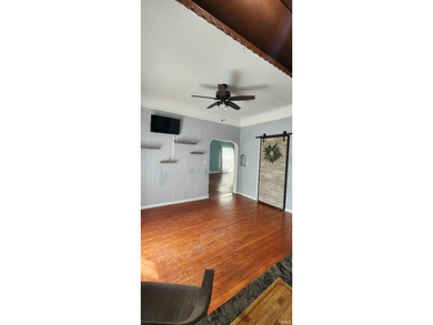 At 300 W Main Street, Syracuse, IN, discover a residential - photo 4