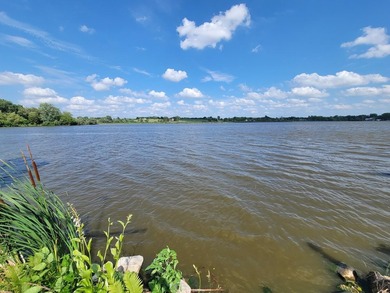 New Price! Waterfront Completely Furnished - Immaculate - photo 9