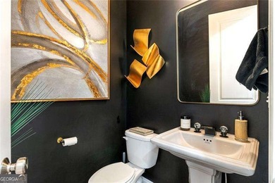 Welcome to this beautifully upgraded three-level townhouse - photo 26
