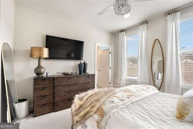 Welcome to this beautifully upgraded three-level townhouse - photo 27
