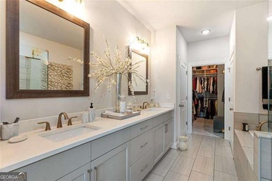 Welcome to this beautifully upgraded three-level townhouse - photo 35