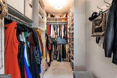 Welcome to this beautifully upgraded three-level townhouse - photo 37