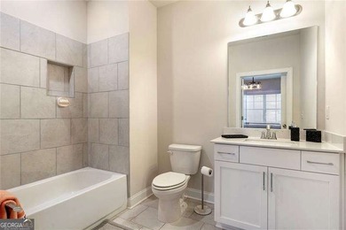 Welcome to this beautifully upgraded three-level townhouse - photo 41