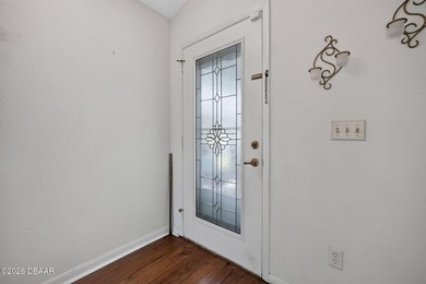Lovingly maintained and move-in ready, this charming 3-bedroom - photo 4