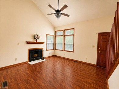 Beautiful gem with tons of potential! This 3-bedroom, 2-bath - photo 4
