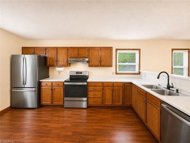 Beautiful gem with tons of potential! This 3-bedroom, 2-bath - photo 5