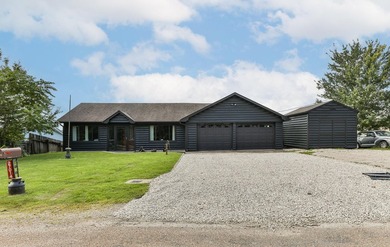 Welcome to Serenity House, where million-dollar views of Pomme - photo 5