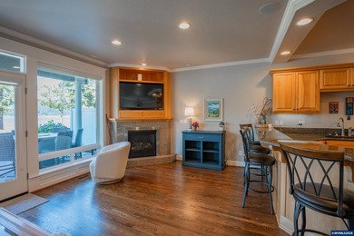 Rare opportunity to own a stunning furnished lakefront townhome - photo 12