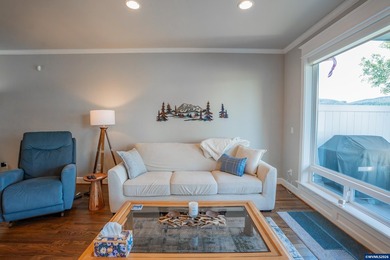 Rare opportunity to own a stunning furnished lakefront townhome - photo 13
